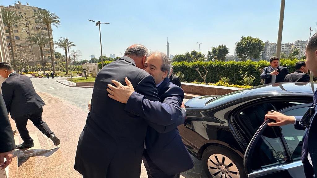 في زيارة هي الأولى منذ سنوات.. وزير الخارجية السوري يصل إلى القاهرة